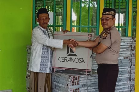 Kapolsek Kuala Behe memberikan bantuan dimesjid Nurul Iman