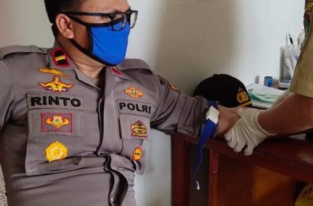 Personel Polsek Kuala Behe Lakukan Rapid Tes Di Puskesmas