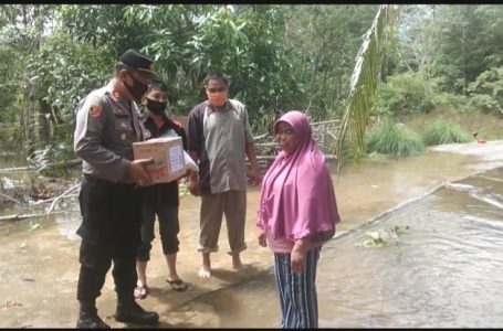 Busera Bersama Polsek Kota Berbagi Tali Asih Untuk Korban Banjir Di Desa Sei Ana Kecamatan Sintang.